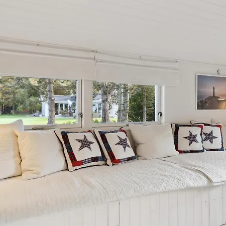 5 Bedroom Beautiful In Prázdninový dům *