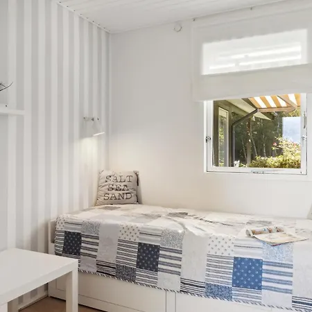 5 Bedroom Beautiful In Hébergement de vacances Eskebjerg