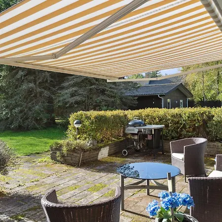 5 Bedroom Beautiful In Hébergement de vacances Eskebjerg